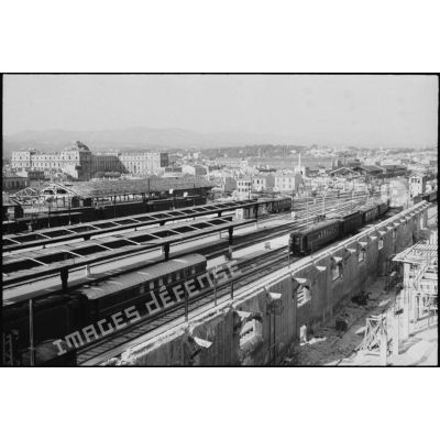 Un aspect de la gare Saint Charles de Marseille, en partie détruite lors des tirs de l'artillerie allemande repliée dans le port et les forts alentours.