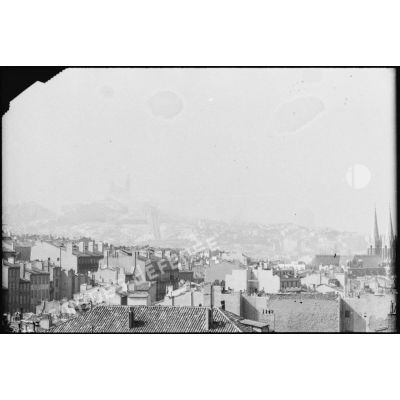 Vue de Marseille pendant les tirs de l'artillerie allemande repliée dans le port et les forts alentours et la riposte des troupes de la 3e DIA.