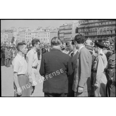 André Diethelm et le général de Lattre de Tassigny et des FFI lors de la cérémonie célébrant la libération de la ville le 29 août 1944.