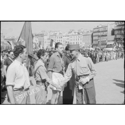 Le général de Lattre de Tassigny, commandant l'Armée B, salue des habitants de Marseille et des FFI (Forces françaises de l'intérieur) lors de la cérémonie célébrant la libération de la ville le 29 août 1944.
