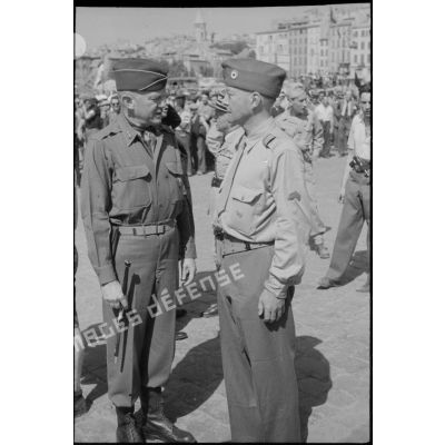 Lors de la cérémonie célébrant la libération de Marseille, le commandant Bullitt s'entretient avec le général américain Dalhquist, à la tête de la 36e division d'infanterie.