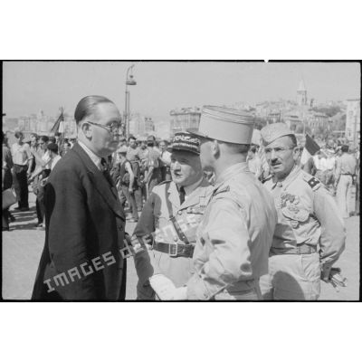 Lors de la cérémonie célébrant la libération de Marseille, André Diethelm s'entretient avec le général de Monsabert, le colonel Olié du RMLE et un général de brigade.