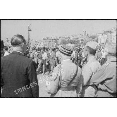 André Diethelm, le général de Monsabert, le colonel Olié et un général de brigade assistent au défilé des troupes victorieuses dans Marseille libérée.