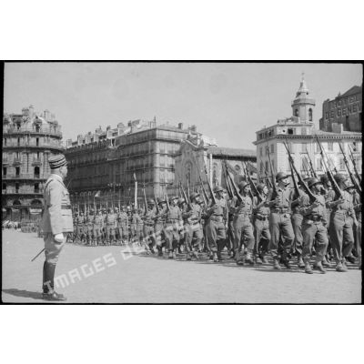 Le général de Monsabert assiste au défilé des troupes françaises à Marseille.