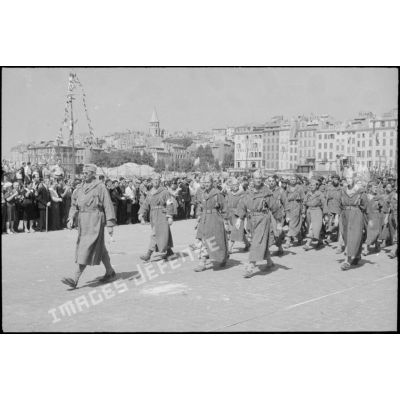 Défilé des troupes françaises sur le Vieux port à Marseille.