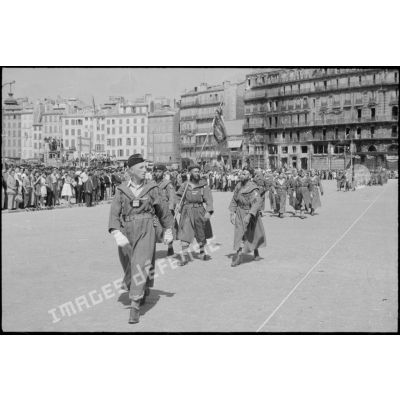Défilé des troupes françaises sur le Vieux port à Marseille.