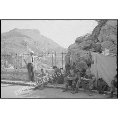 Parachutistes américains de la 1st Airborne Task Force tiennent les premières lignes situées entre Nice et Monaco.