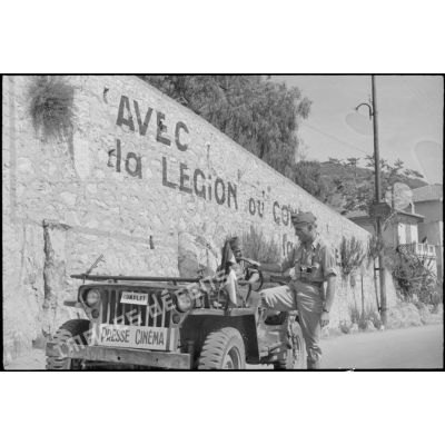 Une jeep "Presse Cinéma" du SCA (Service cinématographique des armées) entre Villefranche-sur-Mer et Nice.