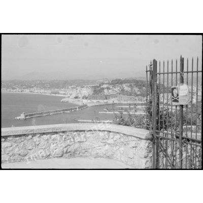 Vue du port de Nice après sa libération.