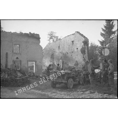 Des soldats, peut-être de la 3e DIA, arrivent dans le village de Goux-lès-Dambelin non loin de Montbéliard début septembre 1944.