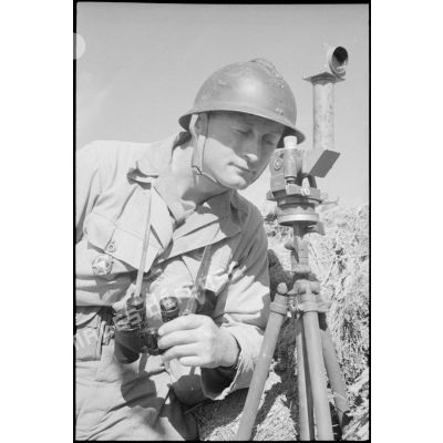 Un officier de tir de l'Armée B, équipé de jumelles et d'un binoculaire, à son poste d'observation installé à proximité du fort Lomont.