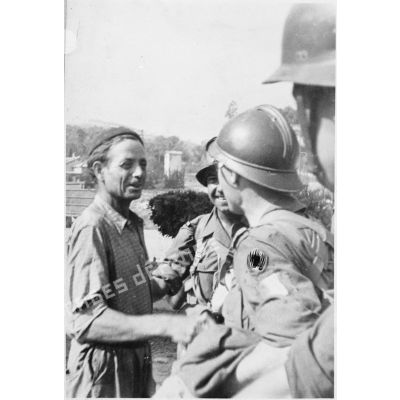 Le chef de gare salue les soldats français après leur débarquement.