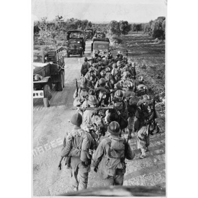 Les tirailleurs algériens de la 3e DIA quittent le camp de Tarente.