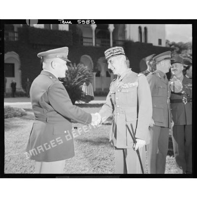 Un général américain et le général d'armée français Catroux, gouverneur général de l'Algérie, tout juste décoré de la croix de "Commandeur de la Legion of Merit" (probablement) par l'officier américain.