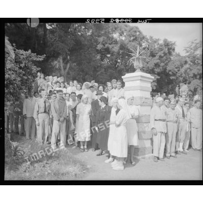 Blessés et personnel infirmier de l'hôpital militaire Maillot assistent à la remise de décorations des mutilés.