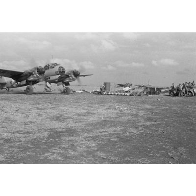 Sur un terrain de Cyrénaïque, le départ en mission d'un bombardier Junkers Ju-88.