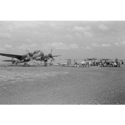 Sur un terrain de Cyrénaïque, le départ en mission d'un bombardier Junkers Ju-88.