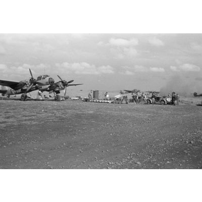 Sur une base aérienne de Cyrénaïque, un équipage de bombardier Junkers Ju-88 se prépare pour une mission.