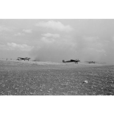 Des bombardiers Junkers Ju-88 s'apprêtent à quitter un terrain d'aviation de Cyrénaïque.
