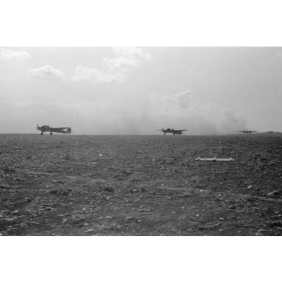 Des bombardiers Junkers Ju-88 s'apprêtent à quitter un terrain d'aviation de Cyrénaïque.
