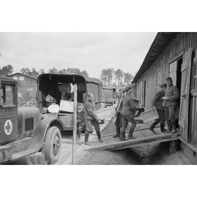 Chargement du ravitaillement dans des camions de l'armée de terre allemande, au premier plan un camion ZIS d'origine soviétique.