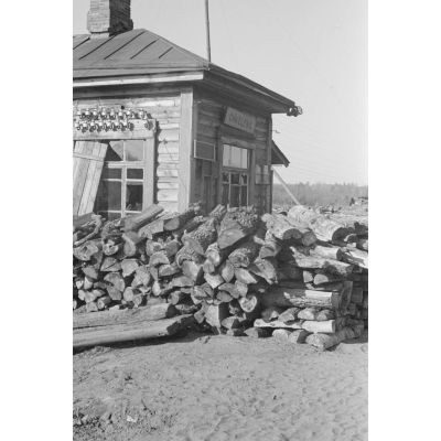 La gare de Chmelewo occupée par une unité de l'armée de terre allemande.