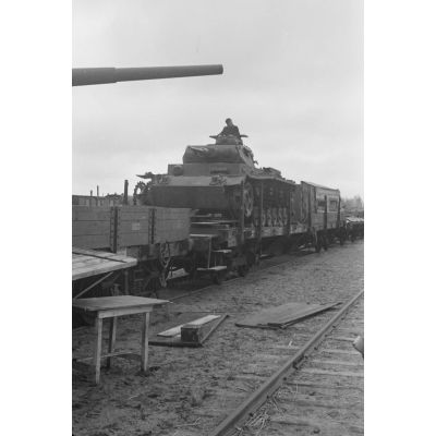 Un blindé allemand Panzer-III dépourvu de chenilles installé sur un wagon.
