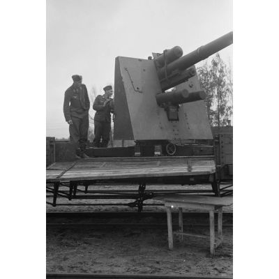 Un canon de 8,8 cm FlaK installé sur un wagon.
