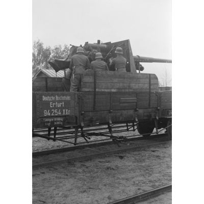 Un canon de 8,8 cm FlaK installé sur un wagon.
