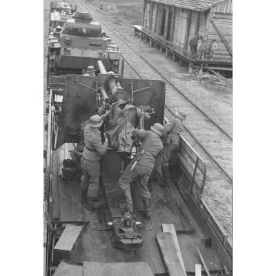 Pour lutter contre la résistance locale, un blindé Panzer-III et un canon de DCA de 8,8 cm FlaK ont été installés sur des wagons.