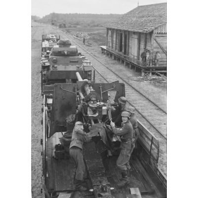 Pour lutter contre la résistance locale, un blindé Panzer-III et un canon de DCA de 8,8 cm FlaK ont été installés sur des wagons.