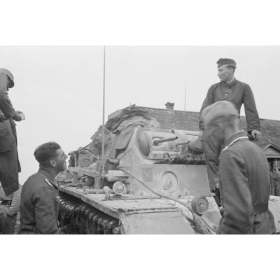 Rencontre entre des artilleurs de la Luftwaffe du Leichte Flak Abteilung 71 et un équipage de Panzer-III de la 5.Panzer-Division.
