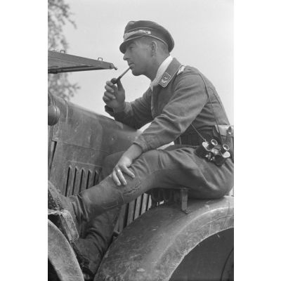Un sous-lieutenant de la DCA de l'armée de l'air allemande (Leichte Flak Abteilung 71) sur le garde-boue d'un semi-chenillé Sd.Kfz.6/2.
