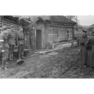 Un colonel de l'armée terre allemande inspecte une unité russe incorporée dans les rangs allemands.