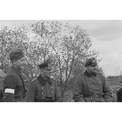 Un colonel de l'armée terre allemande inspecte une unité russe incorporée dans les rangs allemands.