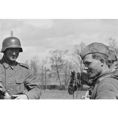 Un caporal allemand et un soldat  de l’armée rouge combattent côte à côte.