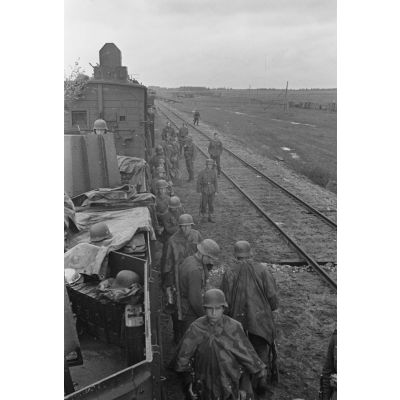 Fantassins allemands affectés à la défense du train blindé.