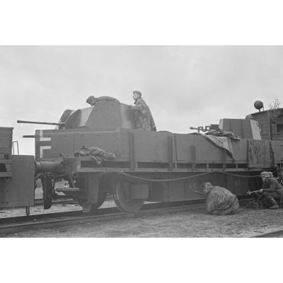 Un canon de DCA de 2 cm FlaK 38 (Flugabwehrkanone) installé sur un wagon.