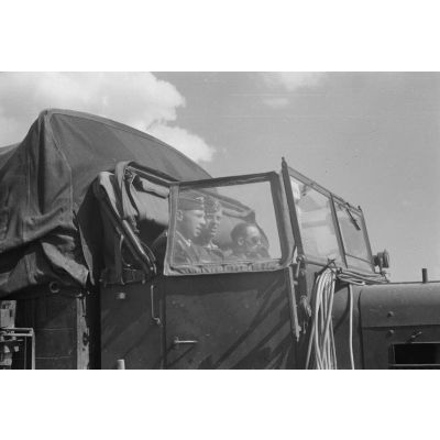 A bord d'un camion Henschel 33D lors du transport d'une batterie de FlaK.
