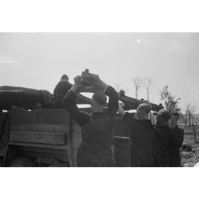 Chargement d'un affût de canon de 3,7 cm FlaK 18 peu avant le mouvement d'une batterie de DCA allemande.