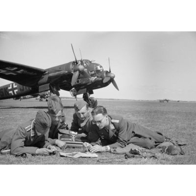 Un briefing pour l'équipage du bombardier Junkers Ju-88 codé 5K+JN du Kampfgeschwader 3 Blitz.