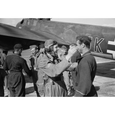 Le retour de mission d'un équipage de bombardier Junkers Ju-88 du Kampfgeschwader 3 Blitz, l'équipage est salué par les mécaniciens.