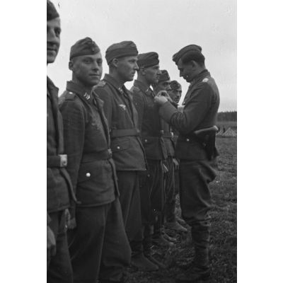 Une remise de décorations au sein d'une unité de DCA de la 18.Flak-Division (I.Flak-Korps).