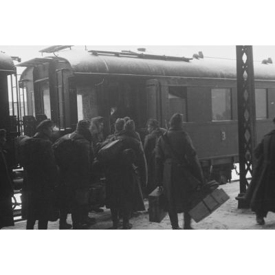 Sur le quai d'une gare, des permissionnaires allemands rejoignent leur affectation.