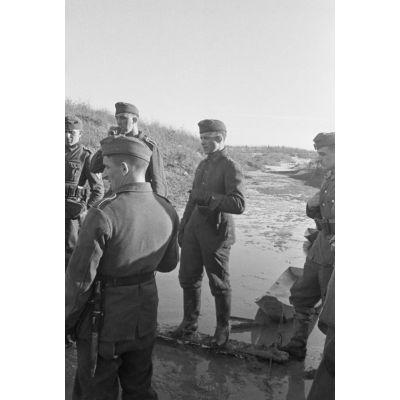 Un briefing de fantassins avant le départ d'une patrouille chargée de récupérer les corps de soldats allemands.
