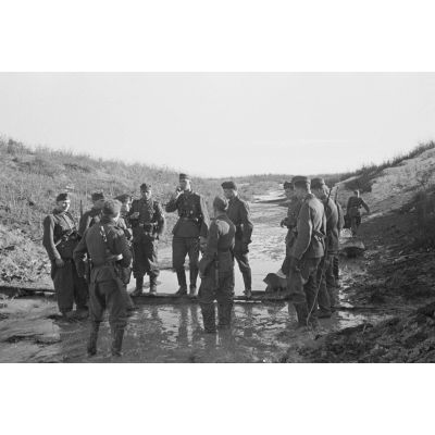 Un briefing de fantassins avant le départ d'une patrouille chargée de récupérer les corps de soldats allemands.