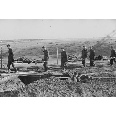 Récupération des corps de soldats allemands tombés lors d'une offensive.