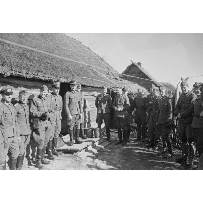 Un colonel et des officiers d'infanterie lors d'une réunion dans une isba réquisitionnée.