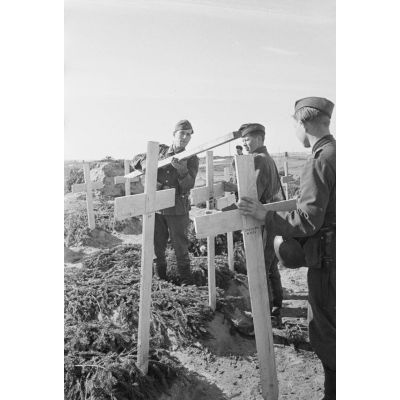 Des croix de bois surmontent les tombes de soldats allemands récemment enterrés.
