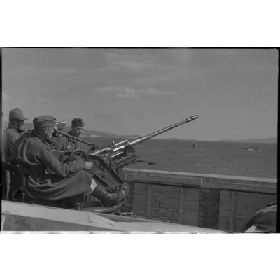 En Crète, des artilleurs allemands et italiens derrière une pièce de DCA légère de 2 cm FlaK.